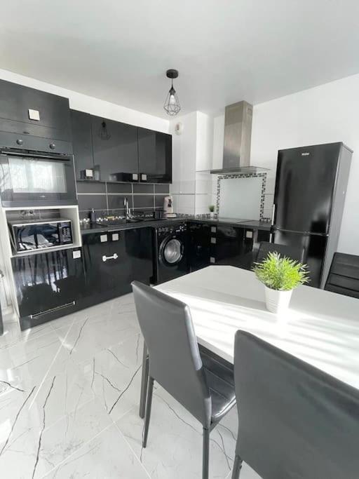 Grand F3 A 30Mn De Paris - Terrasse + Parking Prive Lägenhet Saint-Ouen-l'Aumone Exteriör bild